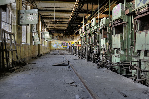 Industriedemontage - Maschinenhalle außer Betrieb