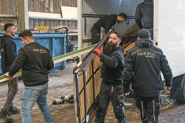 Entrümpelung - Fampoli-Mitarbeiter tragen Möbel