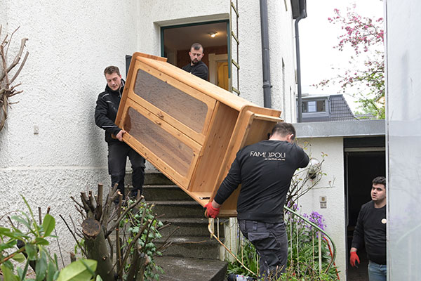 Haushalts- und Wohnungsauflösung - Fampoli-Mitarbeiter tragen Möbel