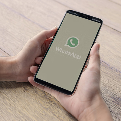 Online-Besichtigung - Handy mit WhatsApp-Symbol