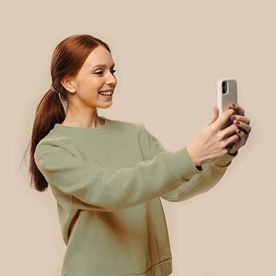 Kostenlose Besichtigung - Frau macht Selfie